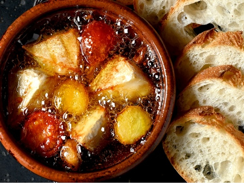 カマンベールチーズとトマトのアヒージョ