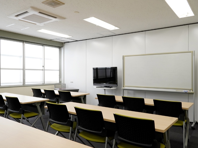 第二会議室　スクール形式　18名着席可能。