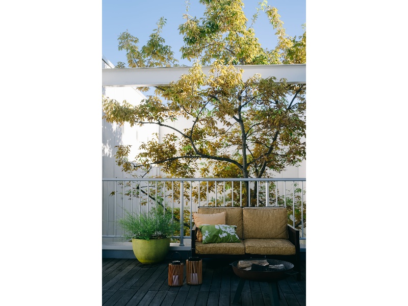 駅近でありながら自然感じるウッドテラス