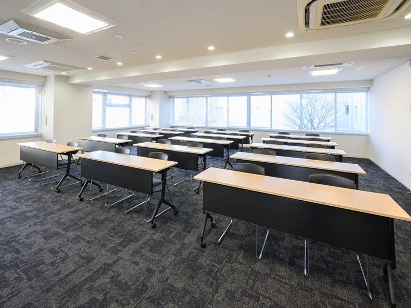 C会議室(182㎡)スクール/30名
角部屋なので明るく風通しも良いので開放的なお部屋です。