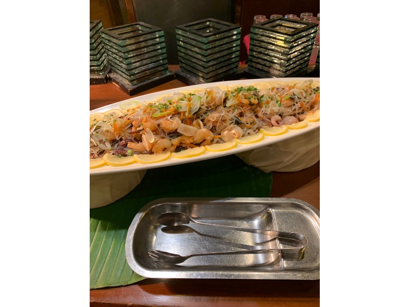 開放的なテラスは、屋根があるので雨が降っても安心