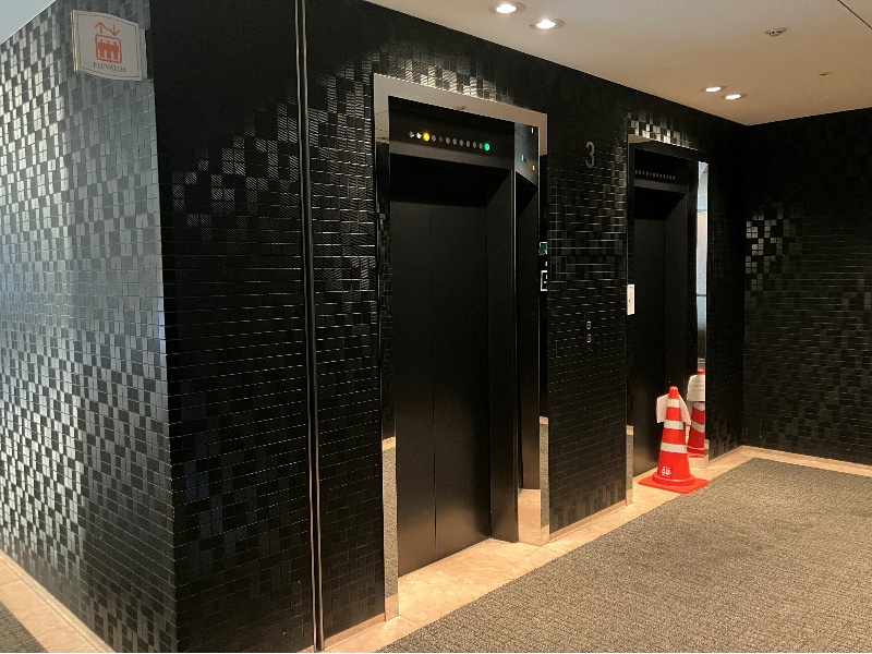 エレベーターあり、3階が当店