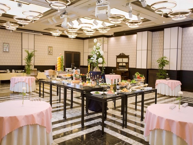 【2F 大宴会場 サロン・ヌーヴォ】
着席：110名／立食：150名
スクールスタイル：120名
シアタースタイル：240名