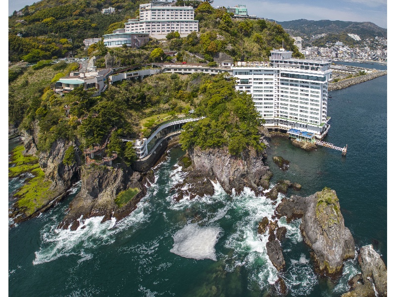 海に突き出すように建つ当館は、相模灘を一望するダイナミックなロケーションが特長のリゾートホテルです。社員旅行や宿泊研修、結婚式二次会など、非日常感のある滞在型イベントに適した環境をご提供いたします。