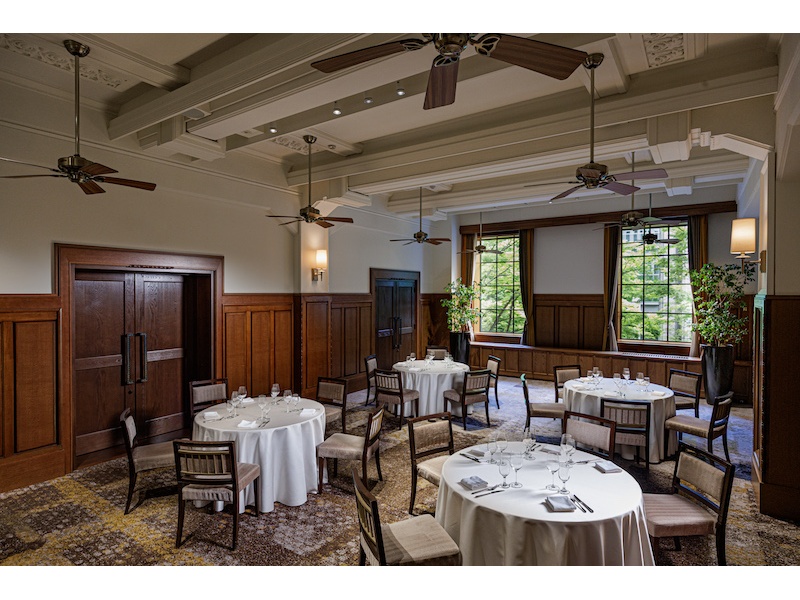 3F THE CLASSIC ROOM。
旧名古屋銀行だった時代に支店長室だったお部屋です。飾り天井が当時のままとなっており、以前の面影を感じさせます。