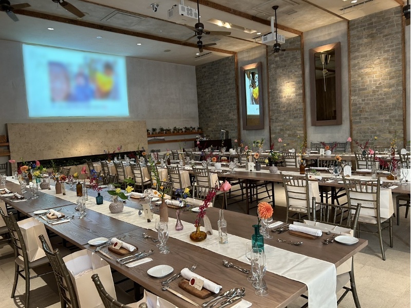 プレゼンや映像演出に便利なプロジェクター＆スクリーン完備