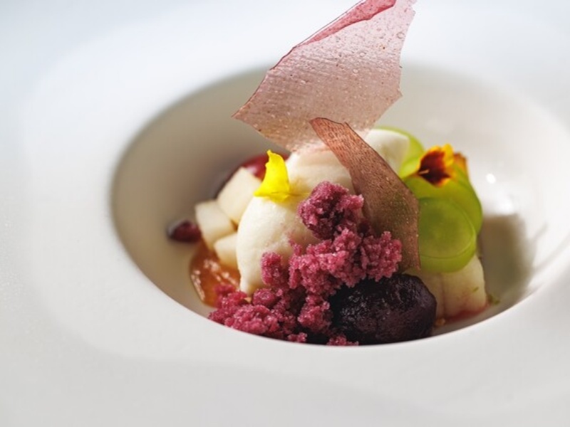 色とりどりの食材で彩られた、繊細で美しい一皿。シェフの感性と細やかな仕事が随所に光ります。