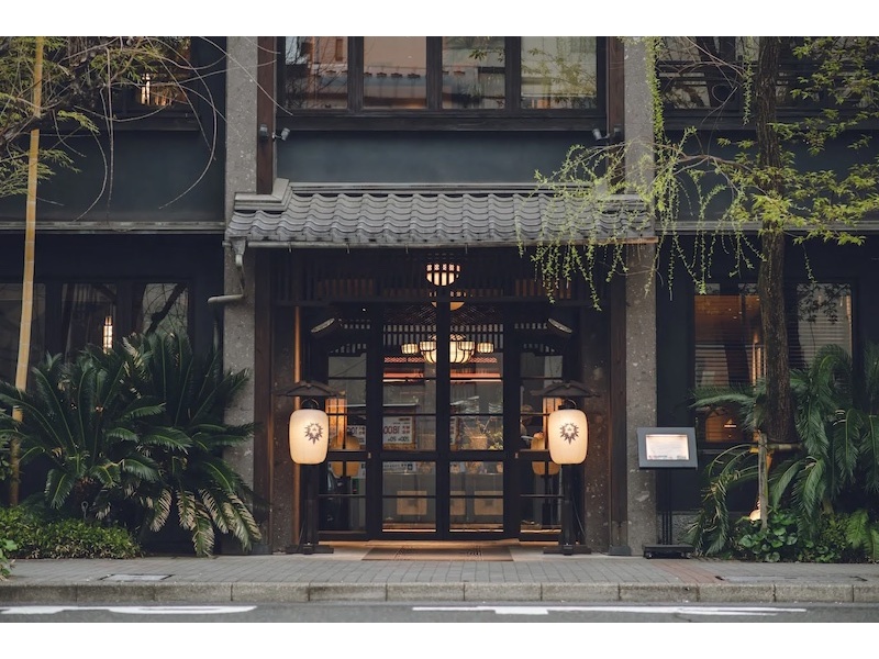 四季折々の風情ある庭園とモダンな日本建築が織り成す特別な空間で、皆様をおもてなしいたします。