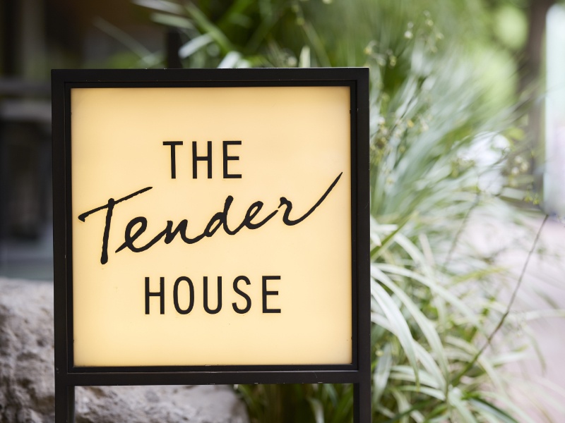 東京メトロ南北線「白金台」駅下車、徒歩5分
華やかなエントランスで皆さまをお迎えいたします。