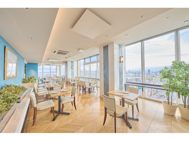 自然光がたっぷり差し込む開放的な店内。木の温もりとグリーンが調和した空間は、リラックスしながらも上質なパーティーシーンを演出します。