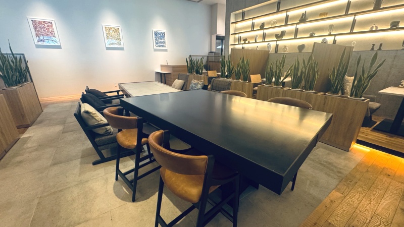 メインフロア_X PLACE cafe lounge<歌舞伎町タワー5階>