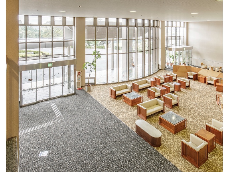 【ロビー】吹き抜けの開放感あふれるロビー。