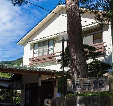 閑静な山裾に佇む昔ながらの老舗旅館。良質な七沢温泉と、
四季の旬にこだわった贅沢な御料理を温かいおもてなしと共に皆様へお届け致します。自然と調和した「和」の空間をのんびりとお愉しみ下さいませ。