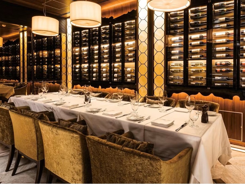 総席数144席、着席100名様・立食150名様まで対応可能な大規模宴会に最適な会場