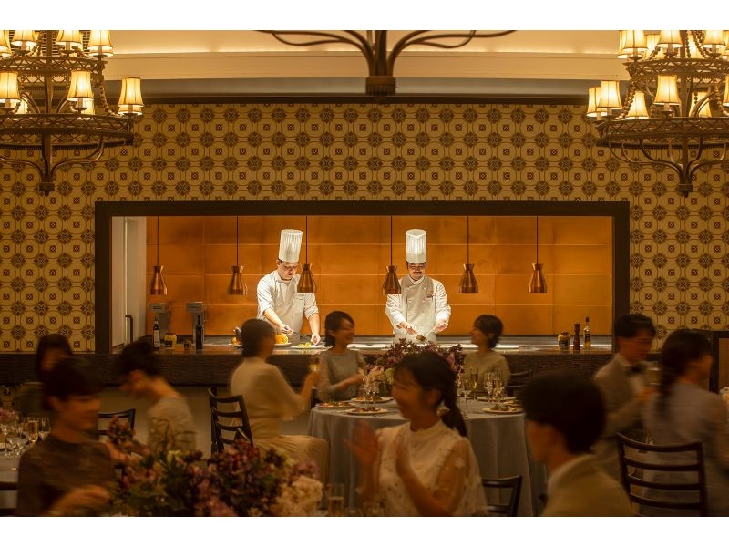 B1F【バンブーガーデン】
伝統的なデザインとモダンで落ち着いた空間は、洗礼された大人のイメージです。周囲を囲むバンブーガーデンの景色を眺めながら特別な一日をお過ごしいただけます。
着席：106席 立食：120名 スクール：90名 シアター：176名