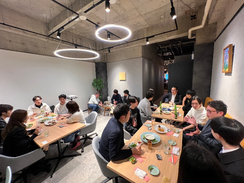 円頓寺商店街店舗からのお食事、ドリンクをお楽しみいただけます。WORKSPACEは10名以上で完全貸切になり、最大30名収容可能です。
贅沢な丸ごと1部屋の貸切空間で、会話も弾むこと間違いなし。
飲み放題メニューあり。2時間以上の利用も可能です。