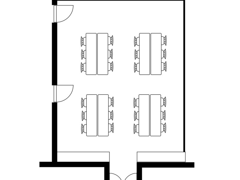 最大24名まで収容可能な島型レイアウト(4島配置)の図面です。58.6㎡のゆとりある面積を活かし、デスク周囲の動線もしっかり確保。55インチディスプレイや演台、ホワイトボードを完備しており、研修やワークショップを円滑に進められます。