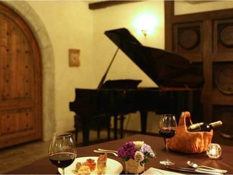 シェフの感性が光る季節の本格フレンチコースと、ライブ・生演奏ピアノが醸し出す優雅な雰囲気が、お食事会をより特別な時間へと昇華させます。周囲を気にせずゆったりとお食事をお楽しみください。