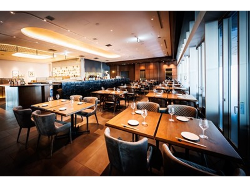 広々としたダイニング。全巻貸切や40～80名様の部分貸切に！