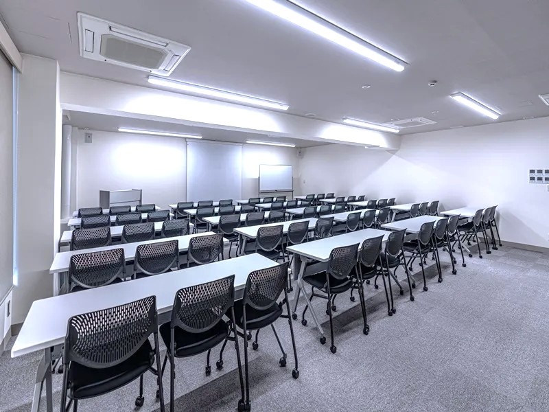 【N401】97.0㎡
スクール形式 3人掛け 60名
*全室無料WiFiあり
*プロジェクター/スクリーン・マイクセット・ホワイトボード常設会
