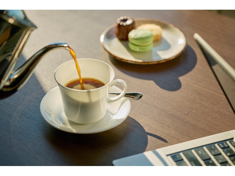 【JAM17オリジナルブレンドコーヒー】
華やかでフルーティー、甘い余韻が続く上質な一杯を提供します。
"Meeting Plan"にはJAM17オリジナルブレンドコーヒー、紅茶、ソフトドリンク、リフレッシュメントが含まれます。