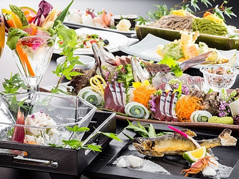 新鮮な魚介と地元の野菜をふんだんに使用した「地産地食」の料理をご提供いたします。