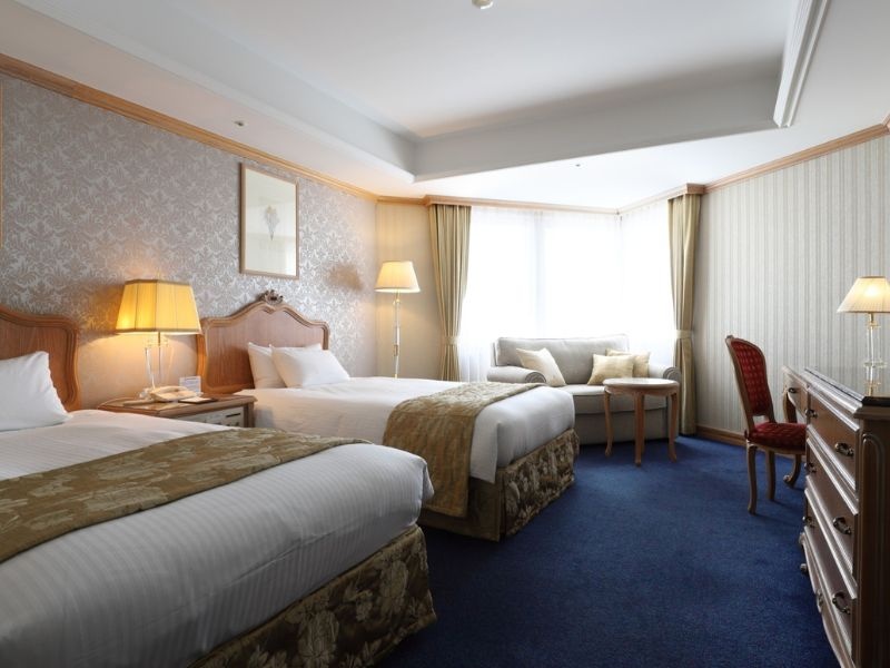 イタリアの家具と調度品を使用した客室。