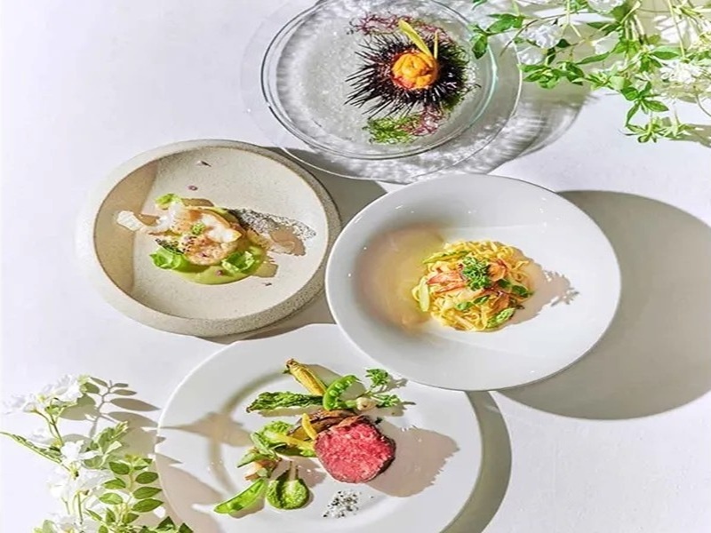 【料理へのこだわり】
お箸でお愉しみいただけるメニューをはじめ、お子様向けのメニューやアレルギー対応メニューなど、すべてのゲストの皆さまに笑顔でお召し上がりいただけるメニューもご用意。心尽くしの細やかなサービスでおもてなしいたします。