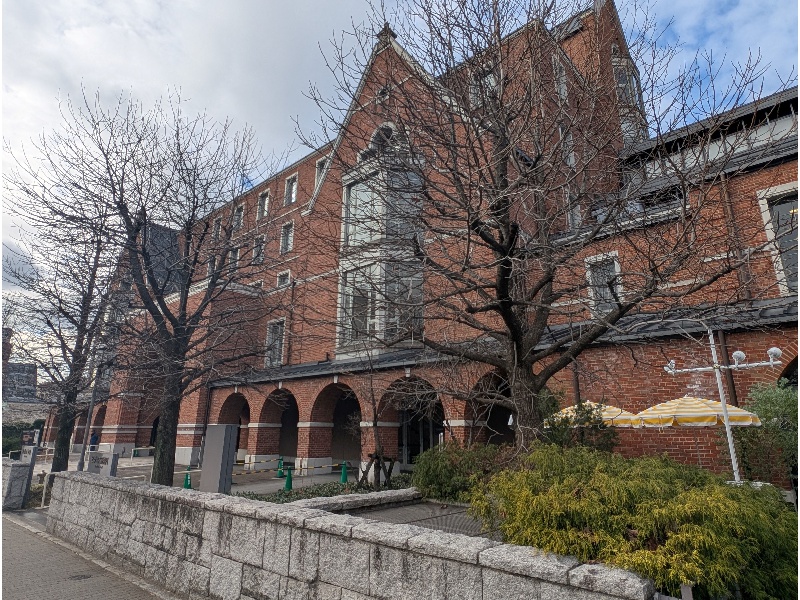 同志社大学の寒梅館とう建物の１階に店舗がございます。地下鉄『今出川駅』２番出口から徒歩２分