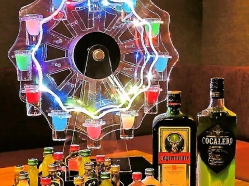 雰囲気満々で盛り上がること間違いなしの魔法のアイテムです！！！ショットは〈テキーラ・イエーガー・コカレロ・タランチュラ〉とこの中からお好きなものをランダムでご注文いただけます。七色のライトがお洒落でとても綺麗！みんなで楽しく盛り上がりましょう♪