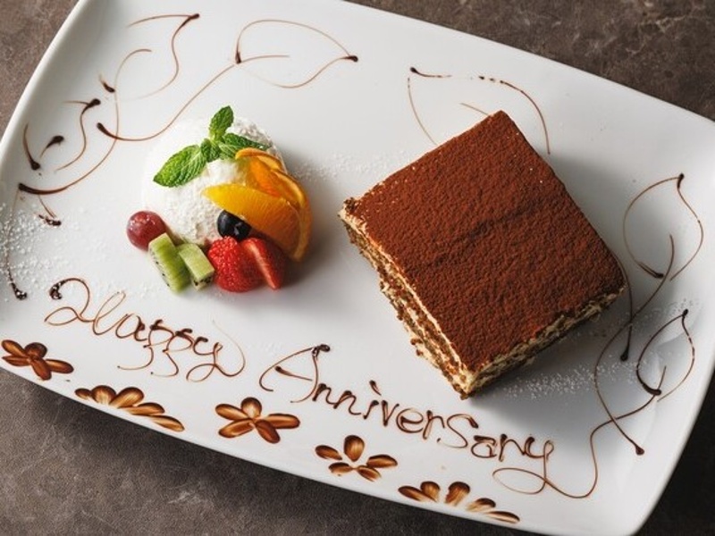 記念日限定プランは乾杯ドリンク＆ケーキ付き、特別な日を華やかに演出します