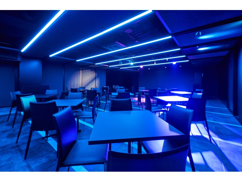 【メインフロア - 照明は調光可能なので自由自在に雰囲気を変えることができます】- グレイドパーク 新橋駅前8F（銀座口）