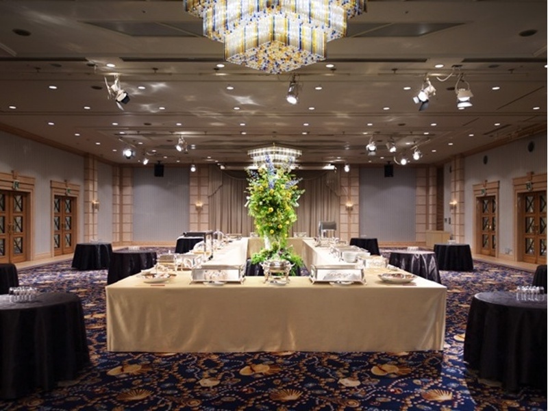 天井高4mのゆったりとした室内の「翠雲」は、結婚披露宴やパーティーの他、各種催事、セミナーなど様々なお集まりにご利用いただけます。