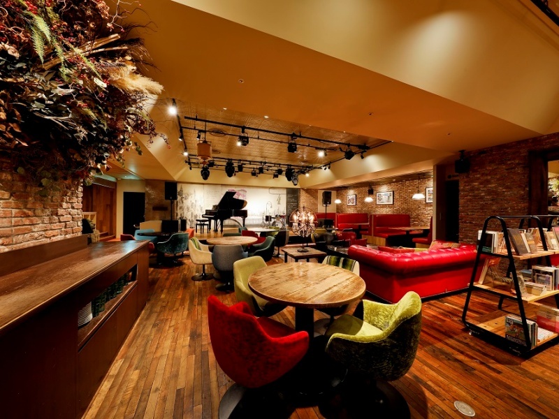 人生における無駄で優雅なものぜんぶ。
食事をしながら本を読んだり、良質な音楽に耳を傾けたりできる、自由でリラックスした時間を提供しております。