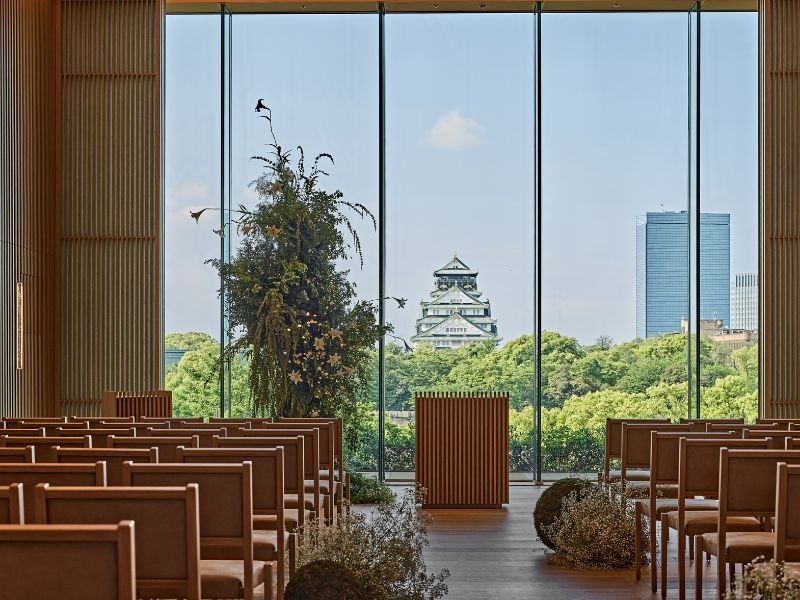 「日本の季節感にインスパイアされたパティーナ大阪は、静謐な時間と人々のつながりが響き合う活気に満ちた空間です。心を込めたラグジュアリーと芸術を大切にしながら、サステナブルで洗練された環境を提供。滞在を楽しむだけでなく、成長を望むすべての方に寄り添います。