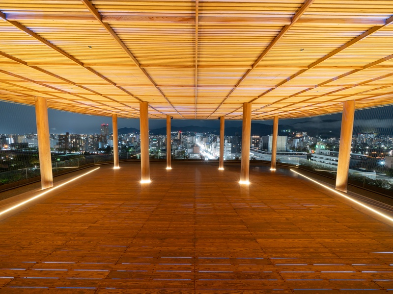 特典3
風が吹き抜けるウッドデッキの屋上展望台「ひろしまの丘」。
パーティーの間は12F会場との行き来が自由です。
