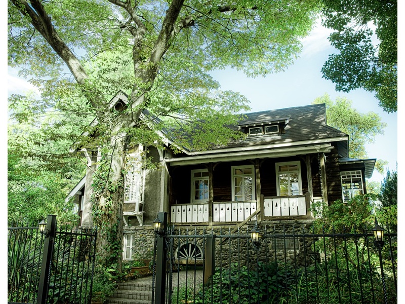 【フェリーチェガーデン日比谷】本館
日比谷駅徒歩1分！公園の中に佇む非日常空間でパーティーを。歴史はなんと120年、東京都有形文化財として現在は施設内の本館、セレモニーホール、ガーデンを使用し結婚式やパーティーなどで利用され大人気です。