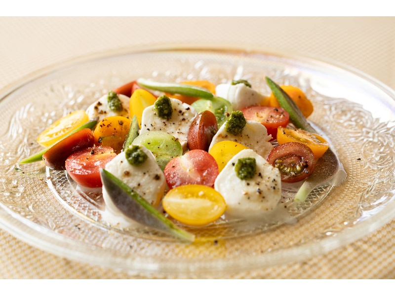 【料理一例】
水牛モッツアレラのカプレーゼ