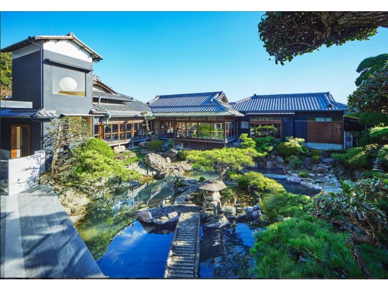 400年の歴史を経て、四季折々の美しさを描く風情ある日本庭園。