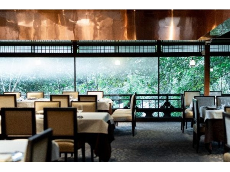 【AKAGANE DINING】
ランチタイムは緑と自然光が織りなす爽やかな空間。ディナーは和のシャンデリアと赤銅の輝きが美しい特別な場所。
床の間を生かした造形、長時間お掛けいただいても疲れないチェア、細部までこだわったバンケットで思い思いのパーティを