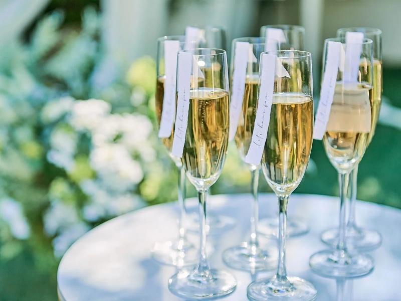 ウエルカムドリンクからコース料理まで、すべてがパッケージされたオールインワンプラン。幹事さんのご負担を軽減します。