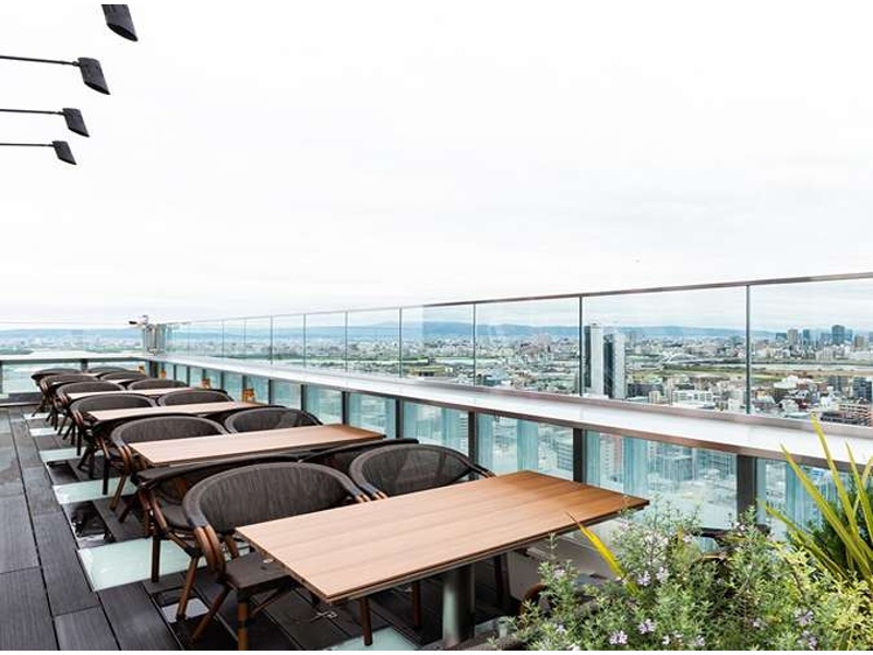 開放感あふれるテラス席。空と街並みを一望できるロケーションは、非日常を感じられる特別なひとときを演出します。