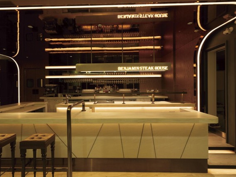 400種類のワインとソムリエの提案で、記念日や接待にふさわしい特別な時間を演出いたします。