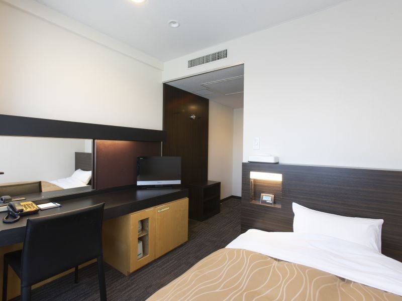 シングルルーム
ゆとりのある室内にセミダブルベッドを設置