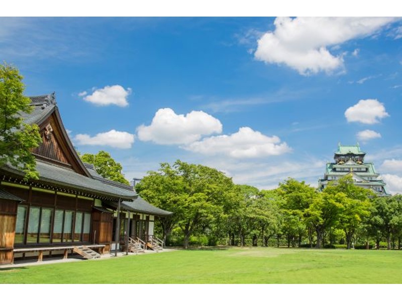 【外観と西の丸庭園】
日本の誇りをかけて当代最高峰の匠の技を結集した華麗な御殿建築
