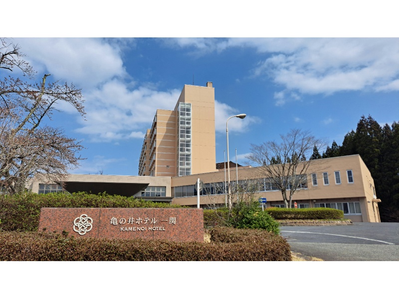 【ホテル外観】JR一ノ関駅から車で２０分。小高い丘の上に建つホテル。