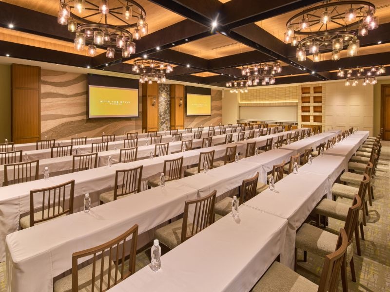 THE​ ​WEST​ ​GALLERY（立食220名/着席180名/スクール192名/シアター200名）