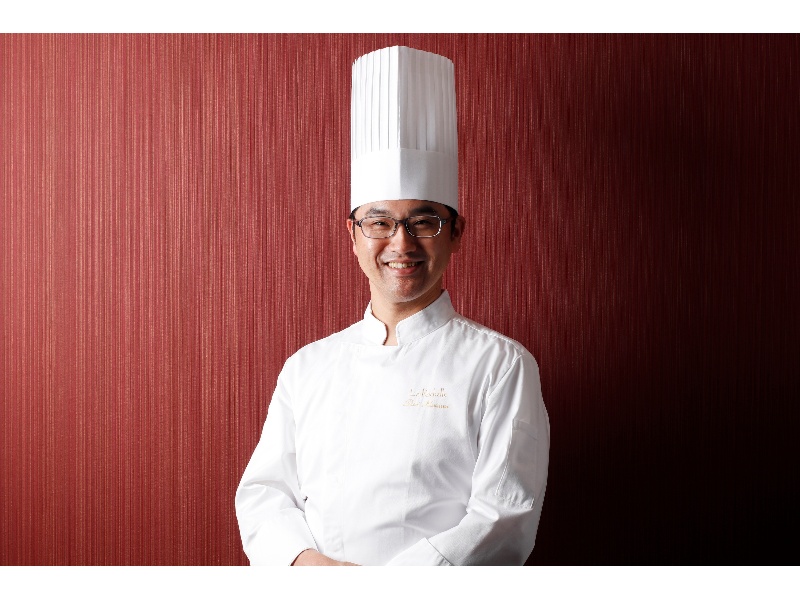楠野シェフの料理は、坂井宏行から受け継いだ”和”と”洋”の掛け合わせを、さらに進化させた「新・懐石フレンチ」。地元横浜の野菜を毎週自ら収穫し、安心・安全の食材を使用。季節を大切にし、お客様に美味しい旬をお届けします。