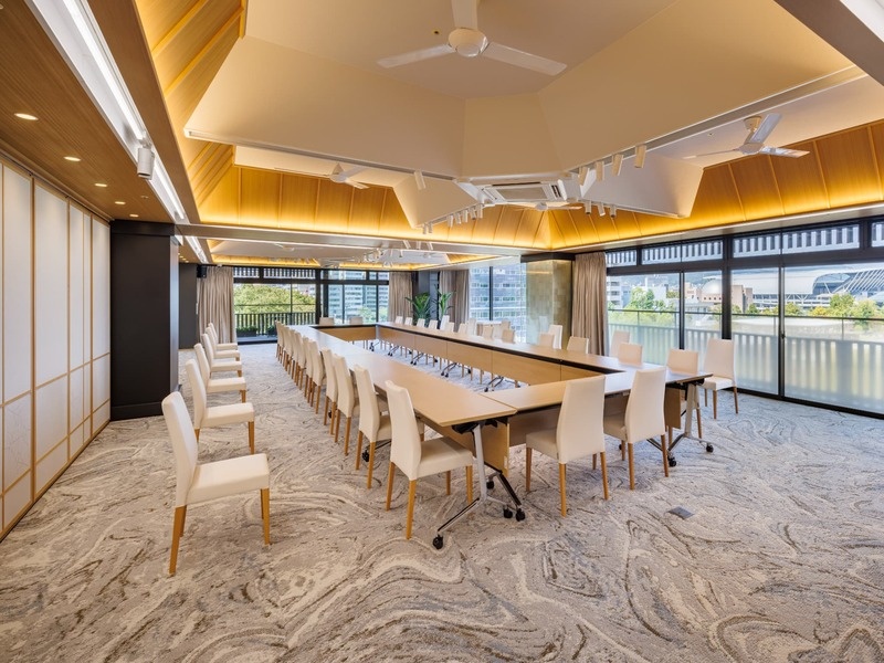 5F なぎ
会場面積　144.84㎡
コの字　～26名
ロの字　～28名

お部屋を区切って40名様までの小中規模の集まりに対応。用途に合ったお部屋をご提案させていただきます。