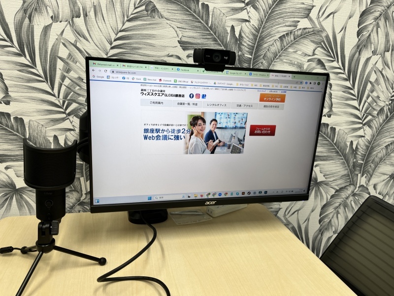 ー無料サービスー
「モニタ・Webカメラ・マイク」
Room2．３．４には、常設されていますので、無料でお使いいただけます。快適なオンラインミーティングが実現します。
